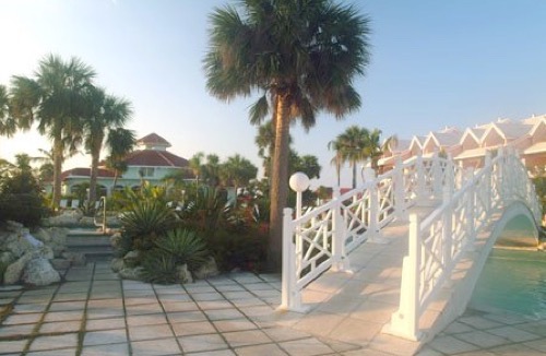Flamingo Bay Hotel and Marina bridge over pool